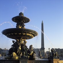 Fontaine des Mers von Jacques Hittorff und Obelisk auf dem Place de la Concorde, Paris, Frankreich