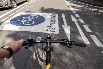 Bicycle road, cyclists have priority over car traffic, new cycle routes through Essen, here in the