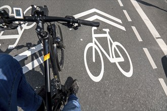 Bicycle road, cyclists have priority over car traffic, new cycle routes through Essen, here in the