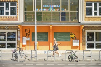 Primary School at the Brandenburg Tor, Wilhelmstraße, Mitte, Berlin, Germany, Europe