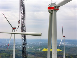 Erection of a wind turbine, wind energy plant, assembly of the third blade, with a crawler lattice