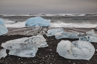 Ice floes on the beach, waves, sea, clouds, winter, Diamond Beach, Breidamerkursandur, Jökulsarlon,