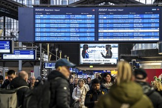 Display boards at Hamburg central station, evening rush hour, in front of another GDL, train driver