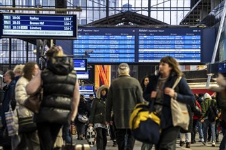 Display boards at Hamburg central station, evening rush hour, in front of another GDL, train