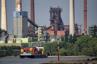 Rhine near Duisburg Bruckhausen, Marxloh, Thyssenkrupp Steel steelworks, blast furnaces, sintering