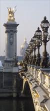 Pont Alexandre III, S tahlbogenbrücke zur Weltausstellung 1900 gebaut, dahinter Invalidendom,