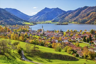 Panorama of the village and lake with the parish church of St. Sixtus and the Brecherspitz 1683m in