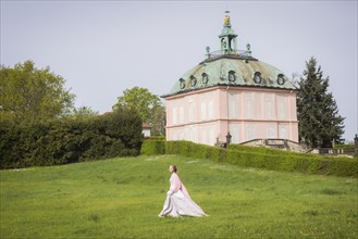 Cinderella can also be seen around Moritzburg Castle in spring. Model Tamara Kretschmer once again