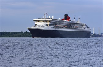 Europe, Germany, Hamburg, Elbe, Passenger ship Queen Mary 2 leaves Hamburg, Evening light, Hamburg,