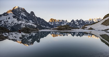 Morning atmosphere at a mountain lake, mountain landscape at sunrise, water reflection in Lac