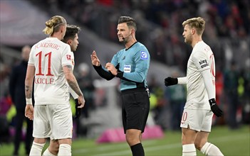 Referee Referee Daniel Schlager Gesture Gesture in conversation Discussion with Marius Wolf FC