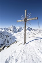 Summit cross at the summit of the Madritschspitze, mountain panorama with snow-covered mountain