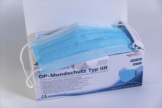 Pack of surgical face masks, with CE marking