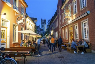 Historic old town, Kuhviertel, pub district, Kreuzstraße, tower of the Liebfrauen-Überwasserkirche,