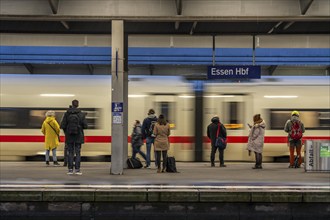 ICE train, train traffic, passengers, Essen central station, North Rhine-Westphalia, Germany,