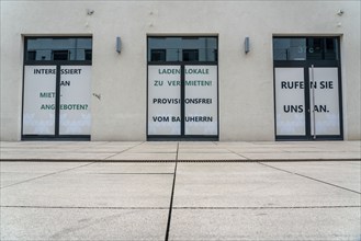 Vacant shop premises, for rent, advertising in the shop windows, in the new Schlossstraße city