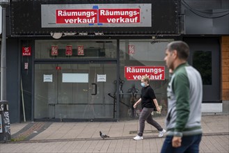 Closed retail shop in the city centre of Essen, Porschekanzel, former clothing shop, North