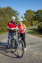 Cyclist, cycle tour in the Dingdener Heide nature reserve, heath and moorland landscape, north of