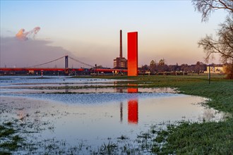 Rhine floods, Duisburg-Kaßlerfeld, floods, behind the Friedrich-Ebert-Rhine bridge, sculpture Rhine