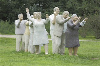 Sculpture Polonaise by Christel Lechner 2021, everyday people, row, figures, arms, high, gestures,