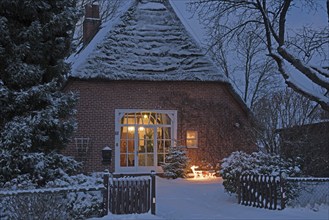 Europe Germany Lower Saxony Krs Stade, snow, thatched house in winter, Christmas time, view into