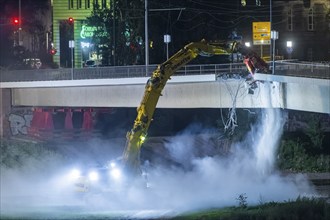 In the early hours of the morning, a section of the Carola Bridge collapsed for unknown reasons.