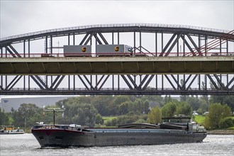 The Beeckerwerth Rhine bridge of the A42 motorway, truck traffic, behind it the Haus-Knipp railway