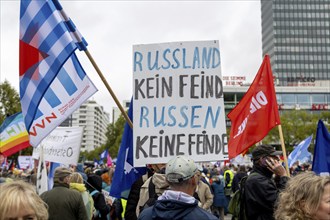 Sign Russia not an enemy / Russians not enemies at the demonstration Die Waffen nieder at