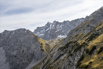 Lamsenjochhütte, behind mountain peaks Rotwandelspitze and Hochnissl, view from the