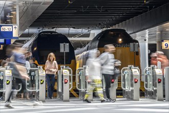 Station concourse, automatic entrance and ticket control in front of the platforms, The Hague