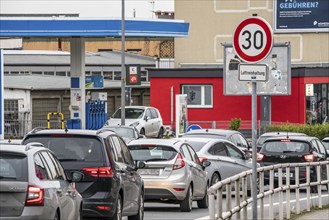 30 km/h zone on Herner Straße in Bochum Riemke to keep the air clean, ban on lorries driving