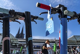 A large number of electric scooters are parked on Breslauer Platz, in front of Cologne Central