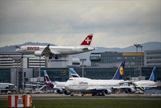 Swiss aircraft approaching Frankfurt am Main airport, on the centre runway, 25C/07C, terminal