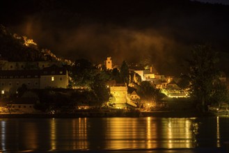 View across the Danube to the village of Dürnstein, Rossatz-Arnsdorf, Lower Austria, Austria,