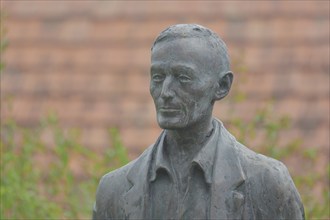 Sculpture Hermann Hesse, monument, bronze, detail, head, Gaienhofen, Untersee, Lake Constance, Lake