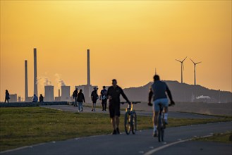 Evening atmosphere on the Hoheward spoil tip, with the UNIPER coal-fired power station