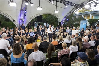 Olaf Scholz (Chancellor of the Federal Republic of Germany, SPD) surrounded by guests at the