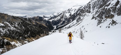 Ski tourers ascending from the Iffigtal to the Wildhornhütte, snow-covered mountain landscape,