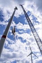 Erection of a wind turbine, wind energy plant, assembly of the ring generator, with a crawler