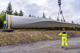 Erection of a wind turbine, wind energy plant, assembly of the third blade, with a crawler lattice