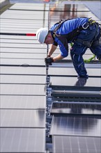 Installation of solar modules on the roof of a commercial enterprise, over 400 photovoltaic modules