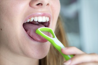 Bad breath, prevention by cleaning the tongue with a tongue brush