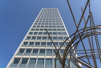 The sculpture Große Mannesmann by sculptor Norbert Kricke in front of the Mannesmann tower block,