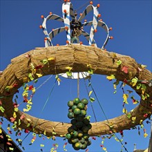 Sculpture modelled on a harvest crown, market square, Bacharach, UNESCO World Heritage Upper Middle