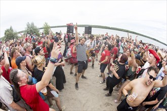 Beat Schmutz, singer of the band Schmutzki on the beach in front of the Becks Beach Stage at the