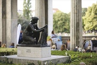 Reading by Ulrike C. Tscharre and live music at the Kolonnaden Bar on Museum Island in Berlin,