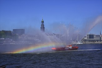 Deutschland, Hamburg, Hafen, Feuerwehrauto im Einsatz