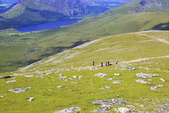 Walkers climbing up from Llyn Cwellyn lake, Mount Snowdon, Gwynedd, Snowdonia, north Wales, UK