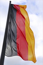 Deutsche Nationalfahne weht im Wind (Deutsche Flagge weht im Wind)