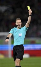 Referee Bastian Dankert, gesture, gesture, shows yellow card, warning, Voith-Arena, Heidenheim,